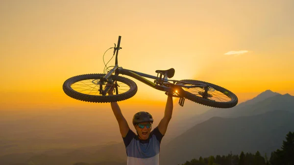 Close Sun Flare Happy Caucasian Man Shouts While Holding His — Stock Photo, Image