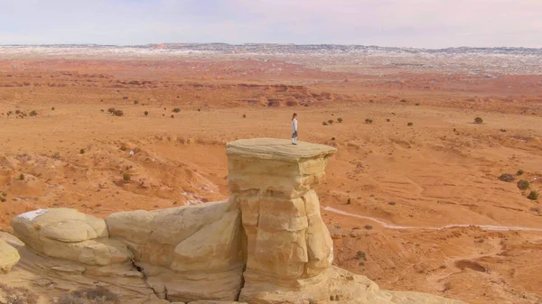 Drone Voler Autour Une Jeune Photographe Observant Vaste Canyon Une — Photo