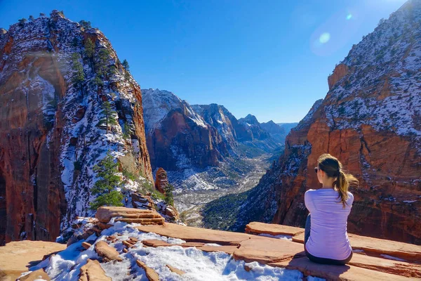 Lens Flare Voyageuse Assoit Observe Canyon Enneigé Angel Landing Jeune — Photo