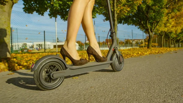 Cerrar Dof Joven Mujer Negocios Conmuta Para Trabajar Scooter Eléctrico — Foto de Stock