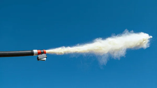 Yaklaş Dof Beyaz Toz Püskürten Yangın Söndürme Hortumunun Ayrıntılı Görüntüsü — Stok fotoğraf