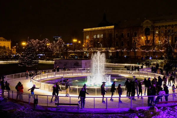 Zagreb Croatia December 2018 Радостные Туристы Катаются Коньках Вокруг Фонтана — стоковое фото