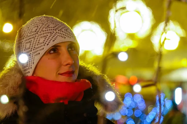 Close Dof Beautiful Caucasian Woman Looks Picturesque Advent Market Gorgeous — ストック写真