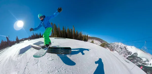 Uzavřete Lens Flare Freestyle Snowboardista Klouže Kovovém Zábradlí Zábavním Parku — Stock fotografie