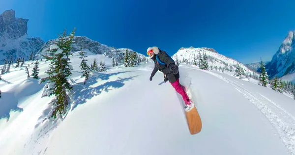 Szczęśliwa Snowboardzistka Odcina Trasę Malowniczych Kanadyjskich Skałach Radosna Biała Kobieta — Zdjęcie stockowe