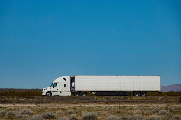 Afsluiten Witte Oplegger Vervoert Een Zware Vrachtcontainer Door Een Woestijn — Stockfoto