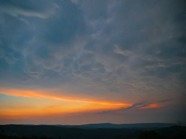 Dunkle Mammutwolken Ziehen Bei Goldenem Sonnenuntergang Über Der Friedlichen Landschaft — Stockfoto
