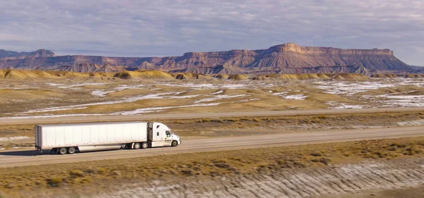 Aerial Semi Trailer Truck Snelheden Langs Snelweg Die Door Woestijn — Stockfoto