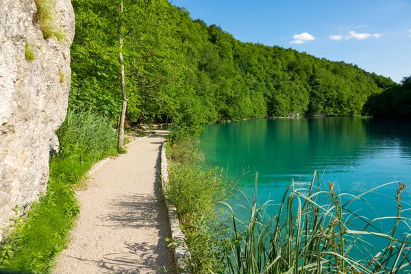 Leeg Grindpad Loopt Langs Een Prachtig Smaragdgroen Meer Plitvice Kroatië — Stockfoto