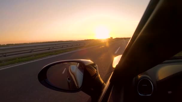 Zamknij Się Lens Flare Letni Wieczór Promienie Słońca Świecą Samochód — Wideo stockowe