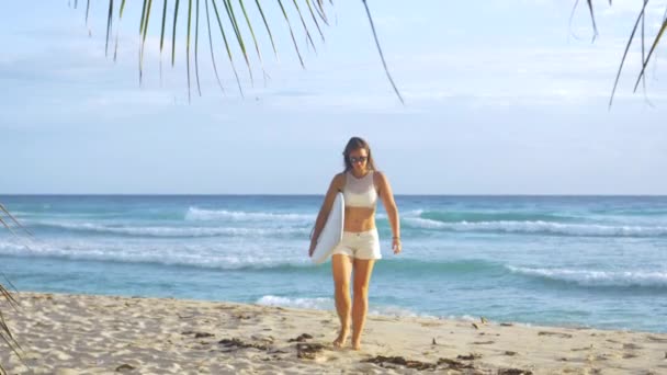 Slow Motion Portrait Šťastná Běloška Odchází Oceánu Svým Surfovacím Prknem — Stock video