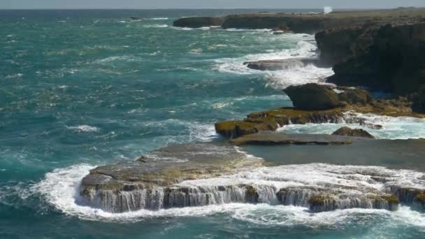 Slow Motion Grandi Onde Oceaniche Infrangono Sulle Scogliere Rocciose Schizzano — Video Stock