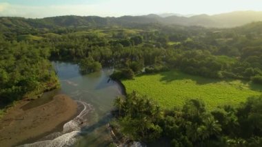 Sabahın erken saatlerinde nehrin üzerinden okyanusa doğru uçmak. Muhteşem bir sabahta gel-git dalgası ve nehir bataklığının üzerinde uçuyor. Panama 'da nehrin okyanusla buluştuğu harika bir yer..
