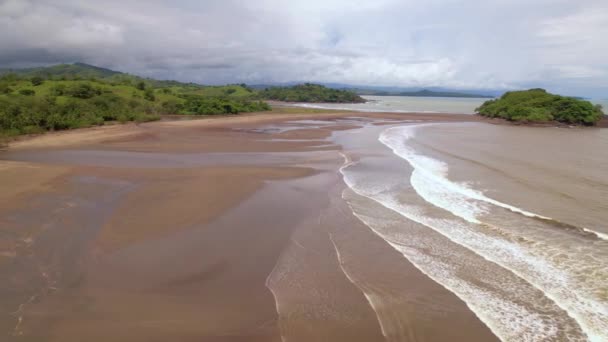 Летит Вдоль Тропического Песчаного Пляжа Время Отлива После Шторма Вид — стоковое видео