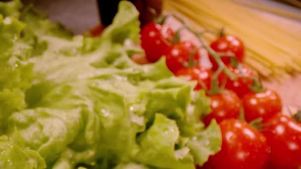 超级慢动作 证明灯笼 关闭新鲜的绿色生菜和成熟的红色美味西红柿 水滴中新鲜蔬菜的慢镜头 健康蔬菜透镜片拍摄 — 图库视频影像