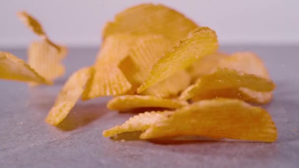 Super Movimiento Lento Cerrar Lentes Probabras Montón Diseminado Papas Fritas — Vídeo de stock