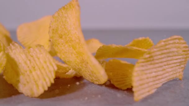 Super Movimiento Lento Cerrar Lentes Probabras Montón Diseminado Papas Fritas — Vídeo de stock