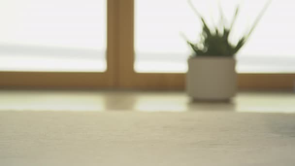Closeup Srotolare Tappetino Blu Yoga Sul Pavimento Allenamento Casa Soggiorno — Video Stock