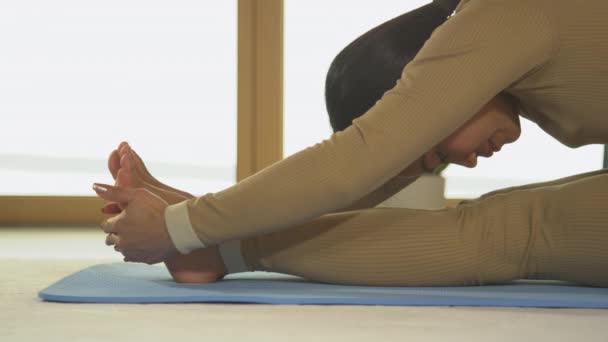 Chiudi Donna Asiatica Che Stretching Del Corpo Mentre Pratica Yoga — Video Stock