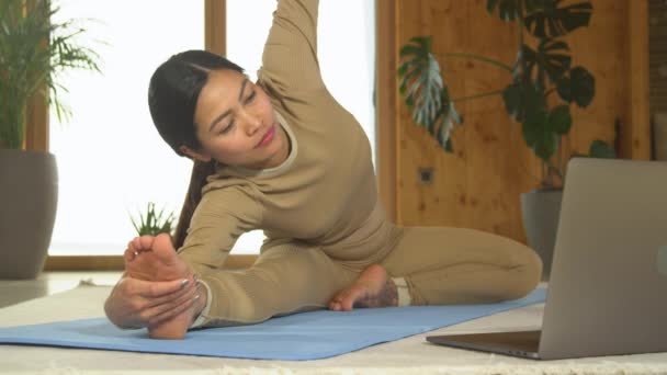Cerrar Mujer Asiática Viendo Online Yoga Entrenando Practicando Pose Sentada — Vídeos de Stock
