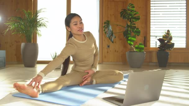 Still Shot Asiatische Yogalehrerin Beschreibt Die Pose Beim Online Yoga — Stockvideo