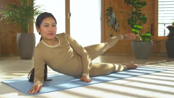 小贴士 在家里锻炼的肥胖的亚洲女人在前臂上做普拉提侧腿的运动 练习普拉提 以获得大腿和髋关节肌肉的力量 修护身体及保持良好体形的练习 — 图库视频影像