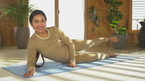 Portrait Atractiva Mujer Asiática Casa Pilates Entrenamiento Haciendo Levantamientos Piernas — Vídeo de stock