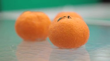 Islak mandalinalar yağmurda masanın üzerinde yatıyor.