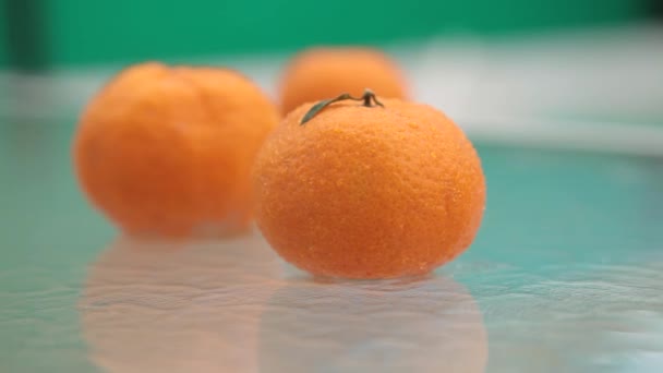 Nasse Mandarinen Liegen Regen Auf Dem Tisch — Stockvideo