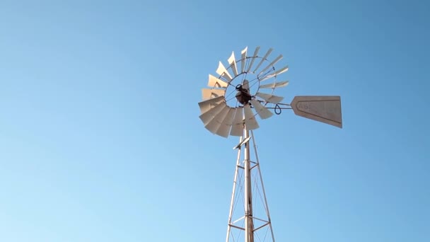 Крутящаяся Ветряная Мельница Насос Кипр — стоковое видео
