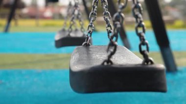 Çocuk parkında boş salıncaklar