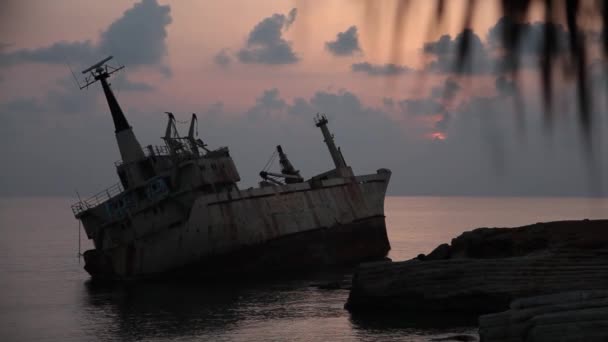 Loď, která narazila na mělčinu při západu slunce — Stock video