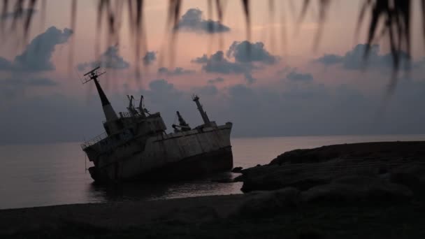 Корабель, який пробіг на заході сонця — стокове відео