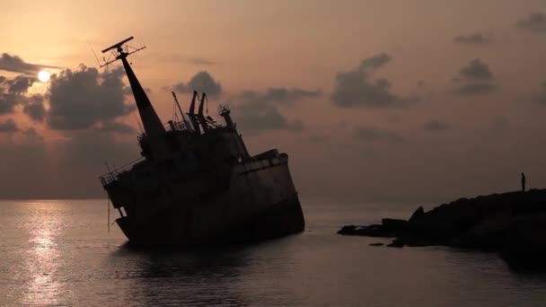 Ett fartyg som gick på grund vid solnedgången — Stockvideo