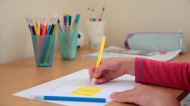 Küçük çocuk eli Ukrayna bayrağını çekiyor