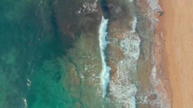 Cyu sahilinin güzel dalgaları, İHA 'dan ateş ediyorlar. masaüstü