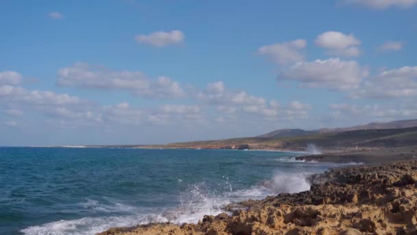 Grandes Olas Chocan Contra Las Rocas Chipre — Vídeos de Stock