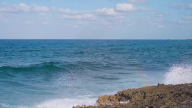 Büyük dalgalar kayalara çarpar. Kıbrıs