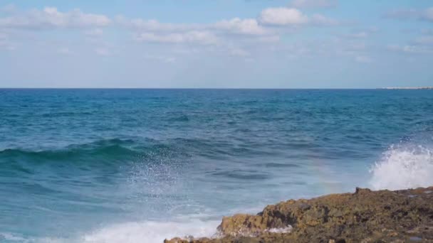 Büyük Dalgalar Kayalara Çarpar Kıbrıs — Stok video