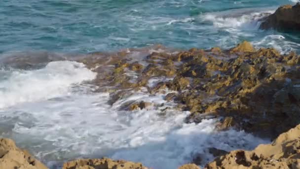 Gelombang Besar Jatuh Bebatuan Siprus — Stok Video