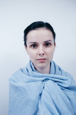 Mavi, beyaz arka planda bir kadın.