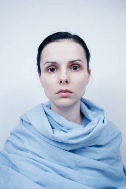 Mavi, beyaz arka planda bir kadın.