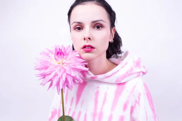 Mujer Sosteniendo Flor Rosa —  Fotos de Stock