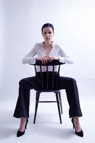 Vrouw Wit Shirt Zwarte Broek Zit Een Stoel — Stockfoto