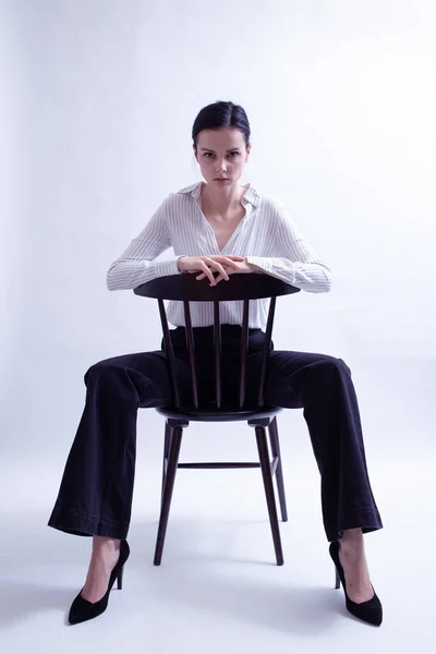 Žena Bílé Košili Černé Kalhoty Sedí Židli — Stock fotografie