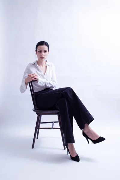 Vrouw Wit Shirt Zwarte Broek Zit Een Stoel — Stockfoto