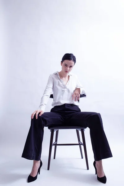 Mulher Camisa Branca Calças Pretas Senta Uma Cadeira — Fotografia de Stock