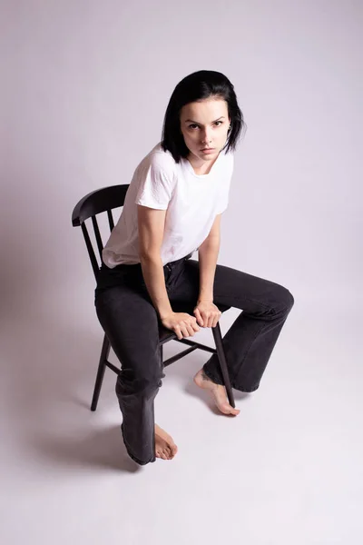 Gadis Dalam Shirt Putih Duduk Kursi Studio — Stok Foto