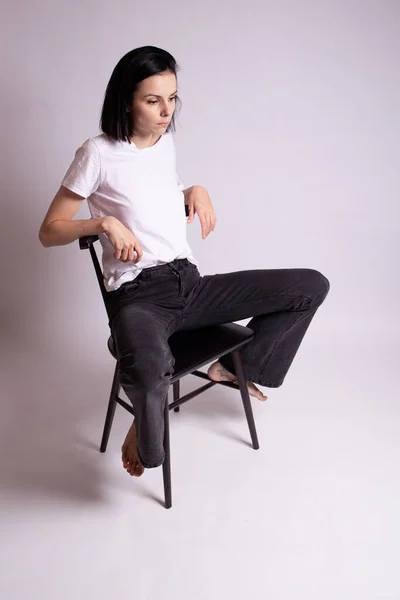 Gadis Dalam Shirt Putih Duduk Kursi Studio — Stok Foto