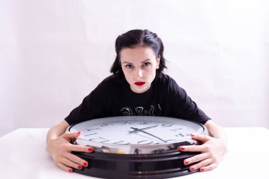 büyük saat ile güzel bir kadın
